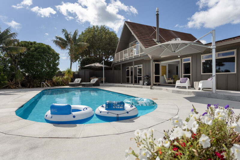 Poolside Living, Motivated Vendors