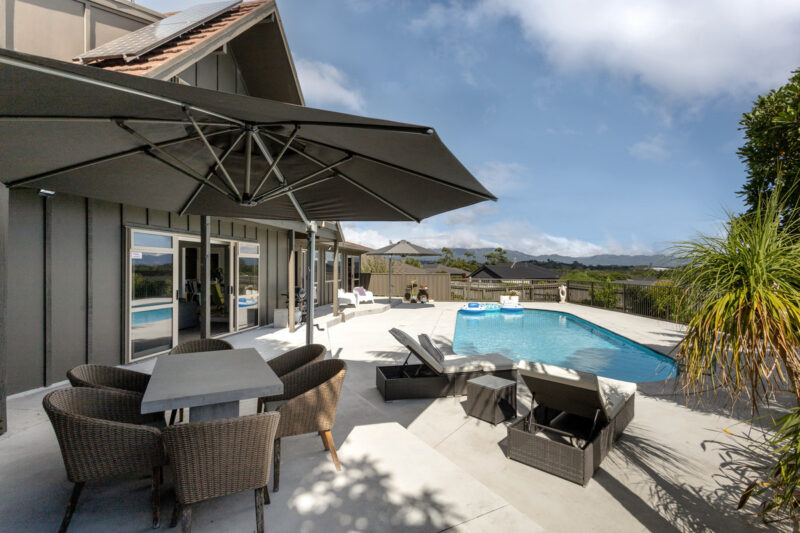Poolside Living, Motivated Vendors